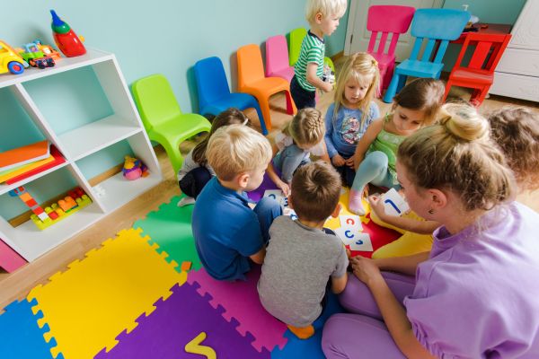 Kindergarten oder Vorschule: Was ist der Unterschied und was ist besser für mein Kind?